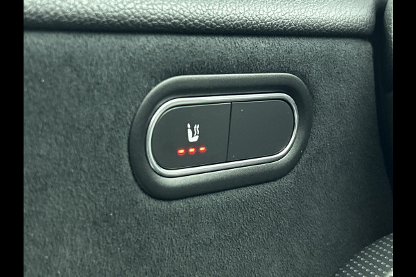 Mercedes-Benz A-Klasse 250 Premium Plus AMG-Line (Dealer OnderH, Panorama, Sfeerverlichting, Camera, StoelV, PDC V+A, Etc)