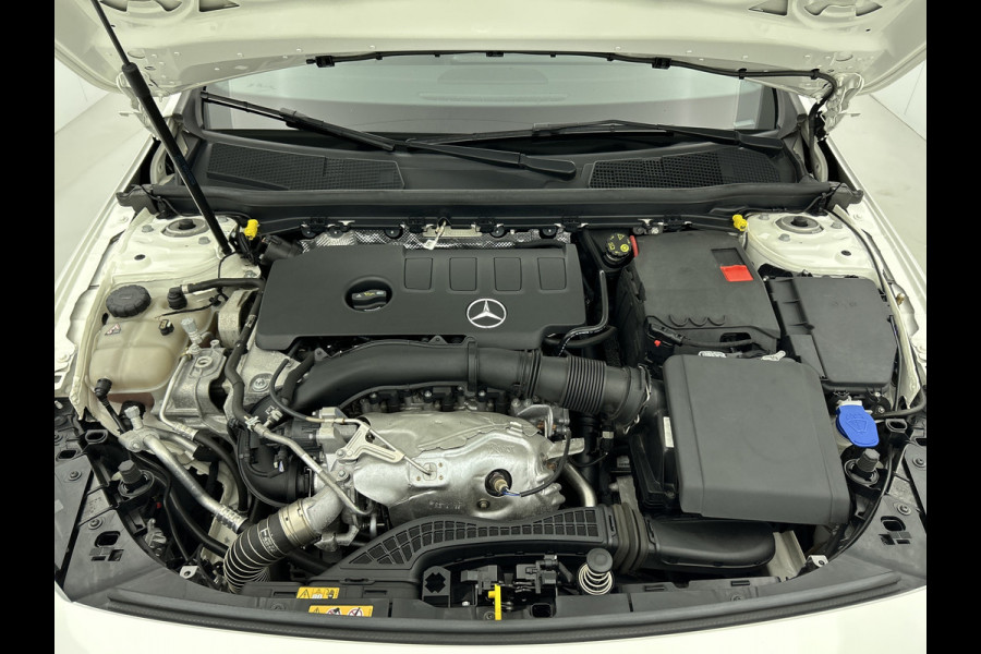 Mercedes-Benz A-Klasse 250 Premium Plus AMG-Line (Dealer OnderH, Panorama, Sfeerverlichting, Camera, StoelV, PDC V+A, Etc)