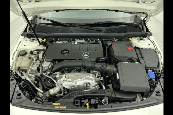 Mercedes-Benz A-Klasse 250 Premium Plus AMG-Line (Dealer OnderH, Panorama, Sfeerverlichting, Camera, StoelV, PDC V+A, Etc)