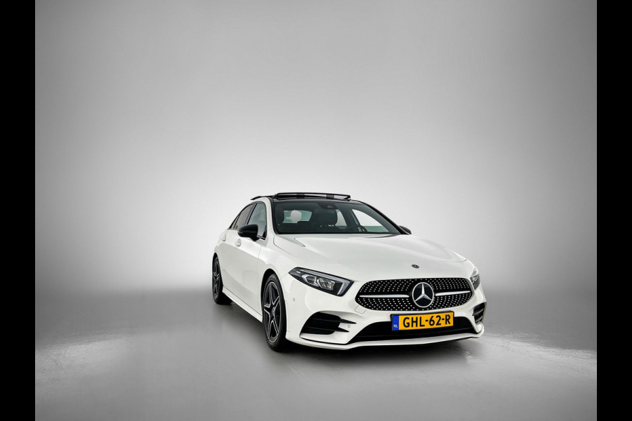 Mercedes-Benz A-Klasse 250 Premium Plus AMG-Line (Dealer OnderH, Panorama, Sfeerverlichting, Camera, StoelV, PDC V+A, Etc)