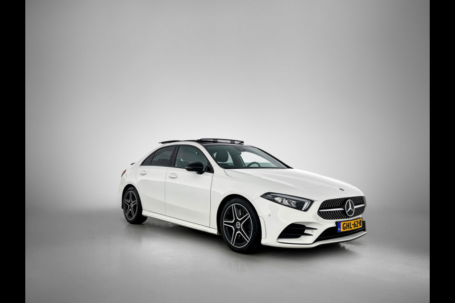 Mercedes-Benz A-Klasse 250 Premium Plus AMG-Line (Dealer OnderH, Panorama, Sfeerverlichting, Camera, StoelV, PDC V+A, Etc)
