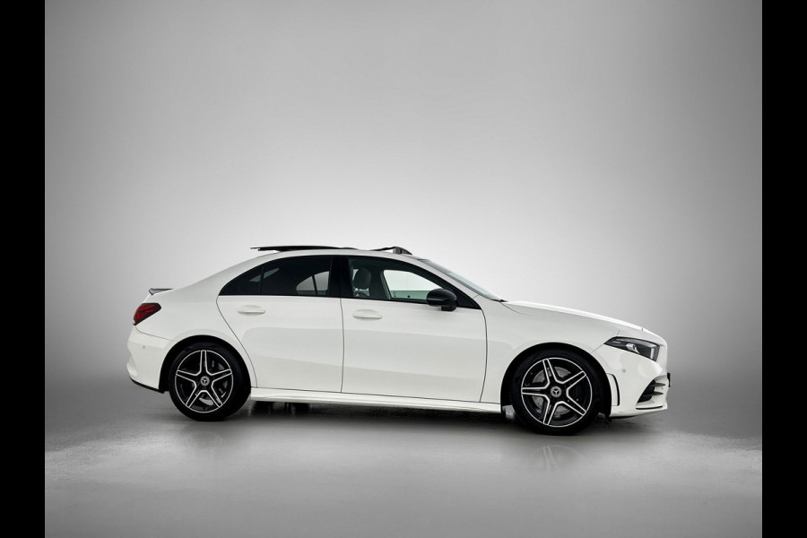 Mercedes-Benz A-Klasse 250 Premium Plus AMG-Line (Dealer OnderH, Panorama, Sfeerverlichting, Camera, StoelV, PDC V+A, Etc)