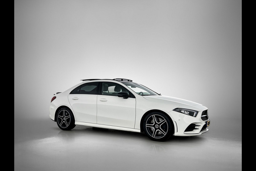 Mercedes-Benz A-Klasse 250 Premium Plus AMG-Line (Dealer OnderH, Panorama, Sfeerverlichting, Camera, StoelV, PDC V+A, Etc)
