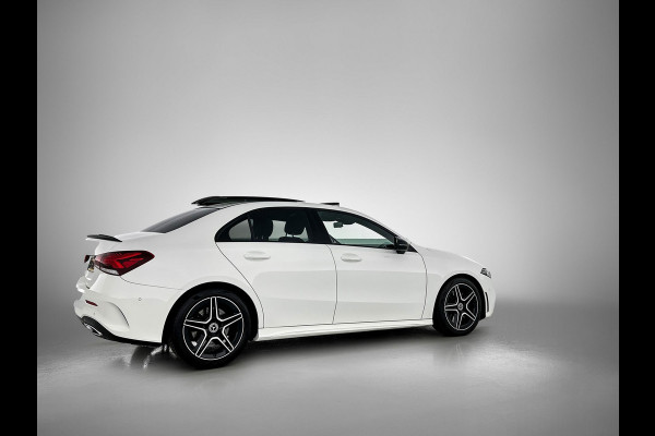 Mercedes-Benz A-Klasse 250 Premium Plus AMG-Line (Dealer OnderH, Panorama, Sfeerverlichting, Camera, StoelV, PDC V+A, Etc)