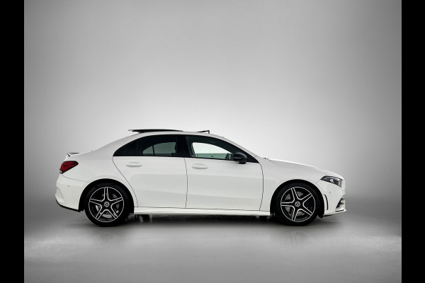 Mercedes-Benz A-Klasse 250 Premium Plus AMG-Line (Dealer OnderH, Panorama, Sfeerverlichting, Camera, StoelV, PDC V+A, Etc)