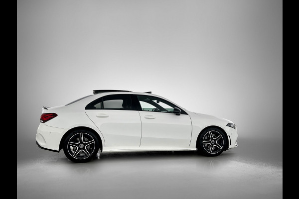 Mercedes-Benz A-Klasse 250 Premium Plus AMG-Line (Dealer OnderH, Panorama, Sfeerverlichting, Camera, StoelV, PDC V+A, Etc)