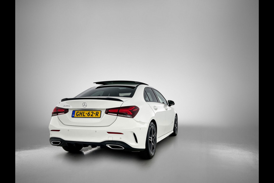 Mercedes-Benz A-Klasse 250 Premium Plus AMG-Line (Dealer OnderH, Panorama, Sfeerverlichting, Camera, StoelV, PDC V+A, Etc)