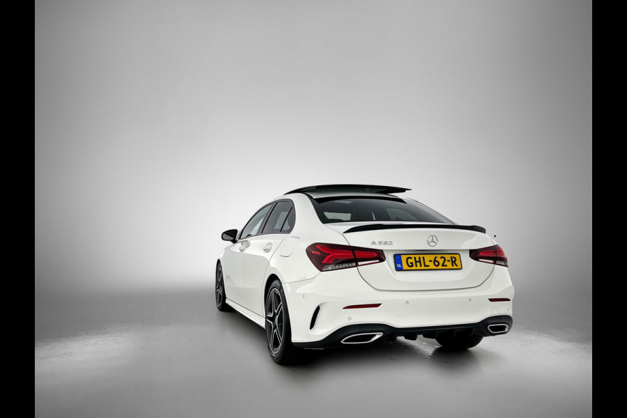 Mercedes-Benz A-Klasse 250 Premium Plus AMG-Line (Dealer OnderH, Panorama, Sfeerverlichting, Camera, StoelV, PDC V+A, Etc)