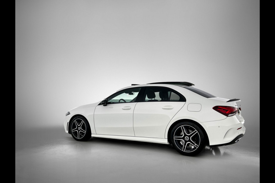 Mercedes-Benz A-Klasse 250 Premium Plus AMG-Line (Dealer OnderH, Panorama, Sfeerverlichting, Camera, StoelV, PDC V+A, Etc)
