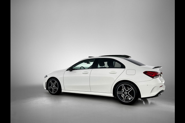 Mercedes-Benz A-Klasse 250 Premium Plus AMG-Line (Dealer OnderH, Panorama, Sfeerverlichting, Camera, StoelV, PDC V+A, Etc)