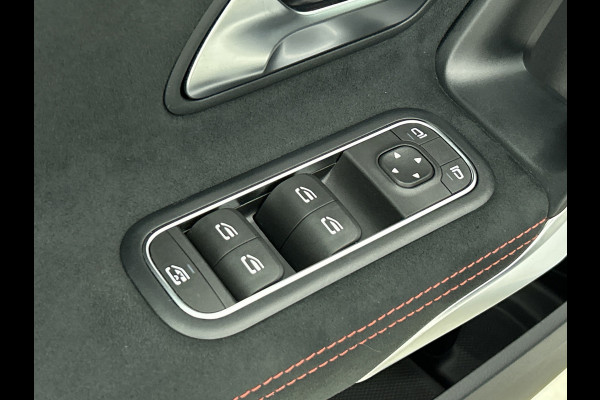 Mercedes-Benz A-Klasse 250 Premium Plus AMG-Line (Dealer OnderH, Panorama, Sfeerverlichting, Camera, StoelV, PDC V+A, Etc)