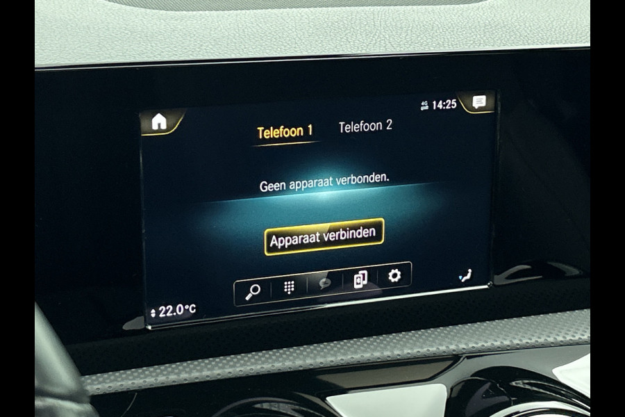 Mercedes-Benz A-Klasse 250 Premium Plus AMG-Line (Dealer OnderH, Panorama, Sfeerverlichting, Camera, StoelV, PDC V+A, Etc)