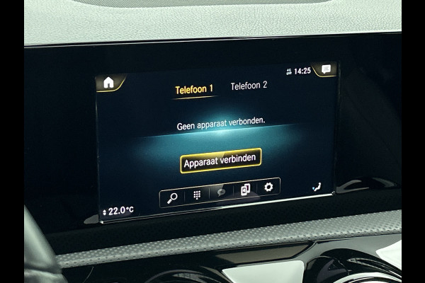 Mercedes-Benz A-Klasse 250 Premium Plus AMG-Line (Dealer OnderH, Panorama, Sfeerverlichting, Camera, StoelV, PDC V+A, Etc)