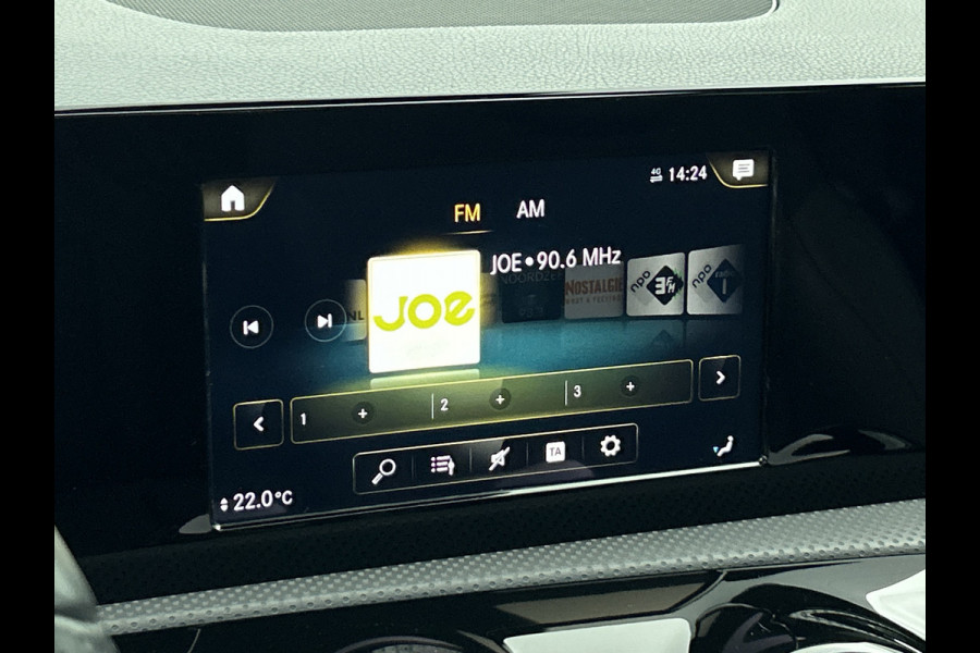 Mercedes-Benz A-Klasse 250 Premium Plus AMG-Line (Dealer OnderH, Panorama, Sfeerverlichting, Camera, StoelV, PDC V+A, Etc)