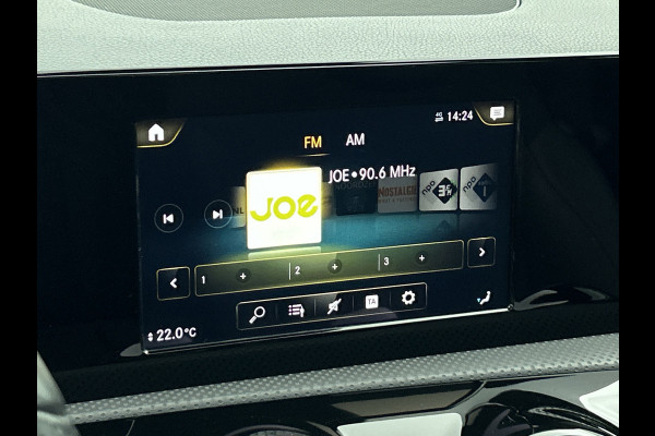 Mercedes-Benz A-Klasse 250 Premium Plus AMG-Line (Dealer OnderH, Panorama, Sfeerverlichting, Camera, StoelV, PDC V+A, Etc)