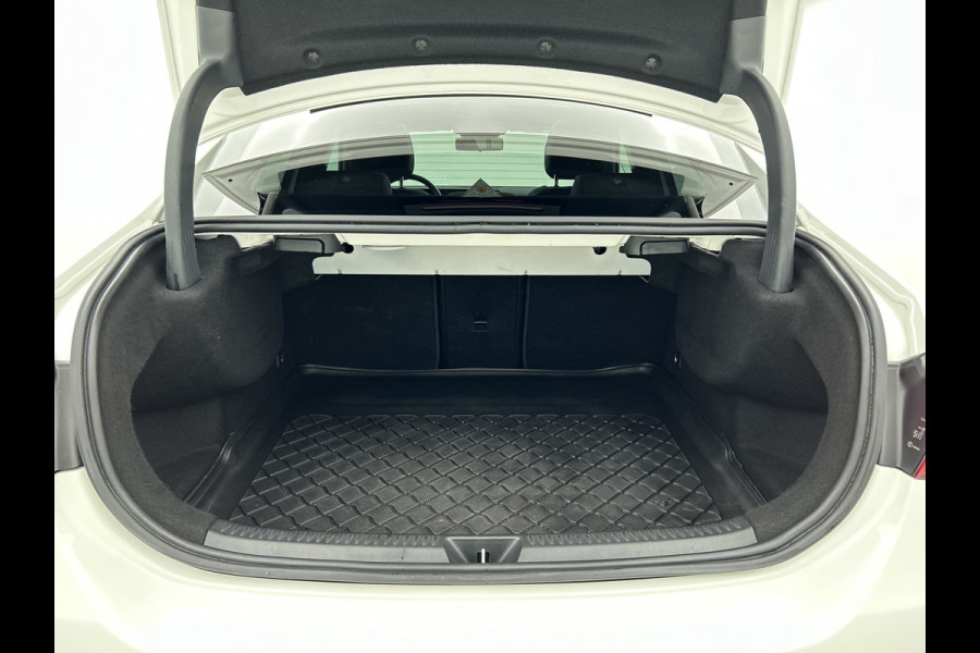 Mercedes-Benz A-Klasse 250 Premium Plus AMG-Line (Dealer OnderH, Panorama, Sfeerverlichting, Camera, StoelV, PDC V+A, Etc)