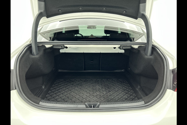 Mercedes-Benz A-Klasse 250 Premium Plus AMG-Line (Dealer OnderH, Panorama, Sfeerverlichting, Camera, StoelV, PDC V+A, Etc)