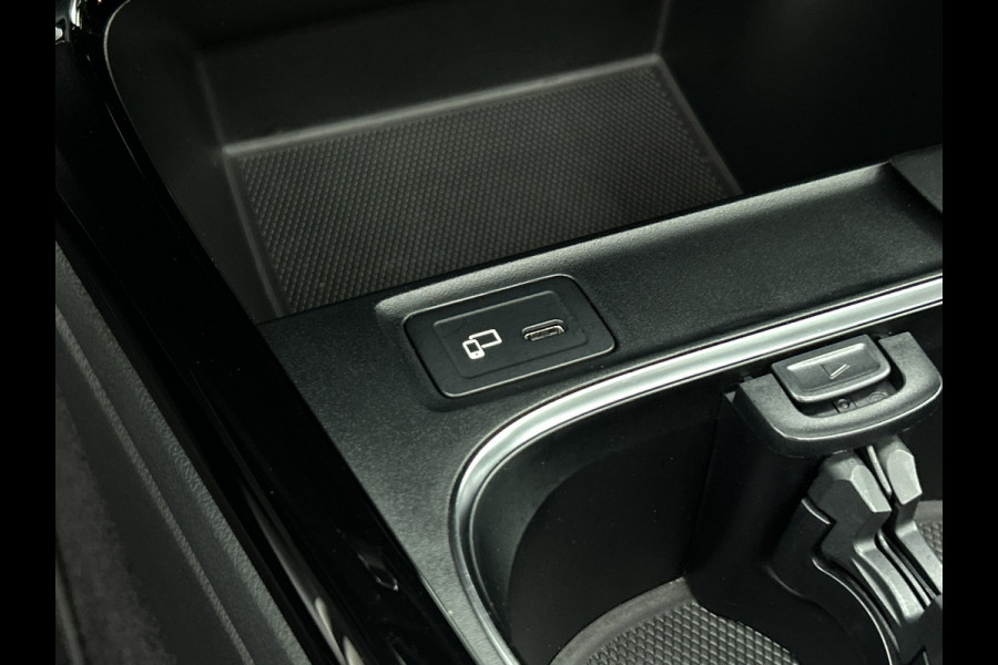 Mercedes-Benz A-Klasse 250 Premium Plus AMG-Line (Dealer OnderH, Panorama, Sfeerverlichting, Camera, StoelV, PDC V+A, Etc)