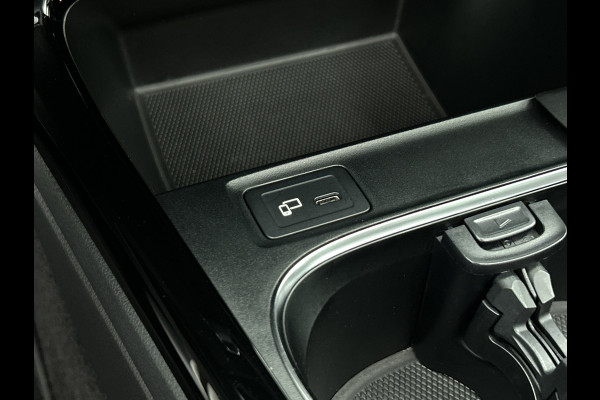 Mercedes-Benz A-Klasse 250 Premium Plus AMG-Line (Dealer OnderH, Panorama, Sfeerverlichting, Camera, StoelV, PDC V+A, Etc)