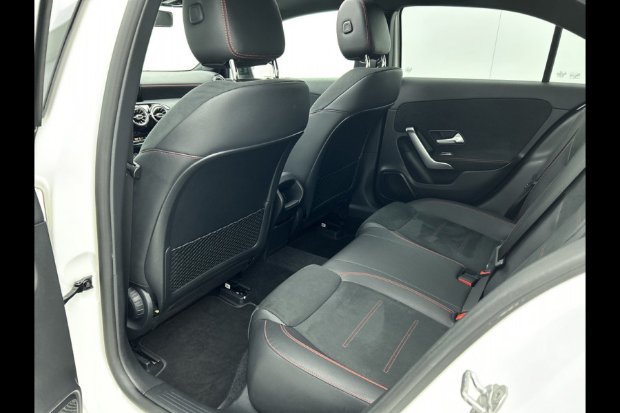Mercedes-Benz A-Klasse 250 Premium Plus AMG-Line (Dealer OnderH, Panorama, Sfeerverlichting, Camera, StoelV, PDC V+A, Etc)