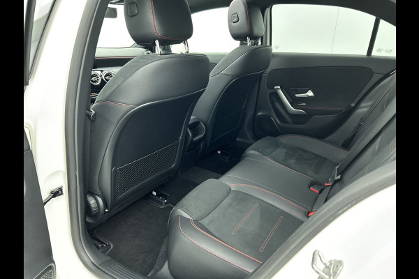 Mercedes-Benz A-Klasse 250 Premium Plus AMG-Line (Dealer OnderH, Panorama, Sfeerverlichting, Camera, StoelV, PDC V+A, Etc)