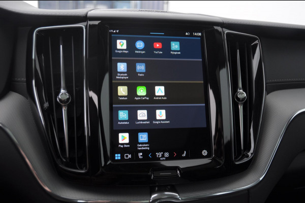 Volvo XC60 T6 350PK Automaat AWD Ultra Dark / Head-up display / Trekhaak/ Harman Kardon audio / Panoramadak / BLIS / Elektrisch bedienbare voorstoelen / Memory seats / Verwarmbare stoelen / Keyless entry /