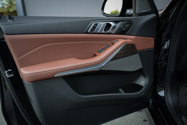 BMW X5 xDrive50e | ADAPTIVE CRUISE | MASSAGE | STOELVERWARMING & VERKOELING | 360 CAMERA | TREKHAAK | CARPLAY | MEMORY SEATS | PANO | S