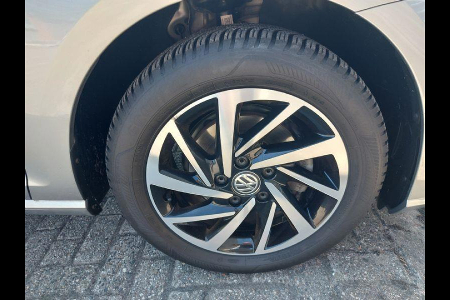 Volkswagen Golf 1.0 TSI Allstar, airco,navigatie,stoelverwarming,parkeersensoren,APP connect/navigatie