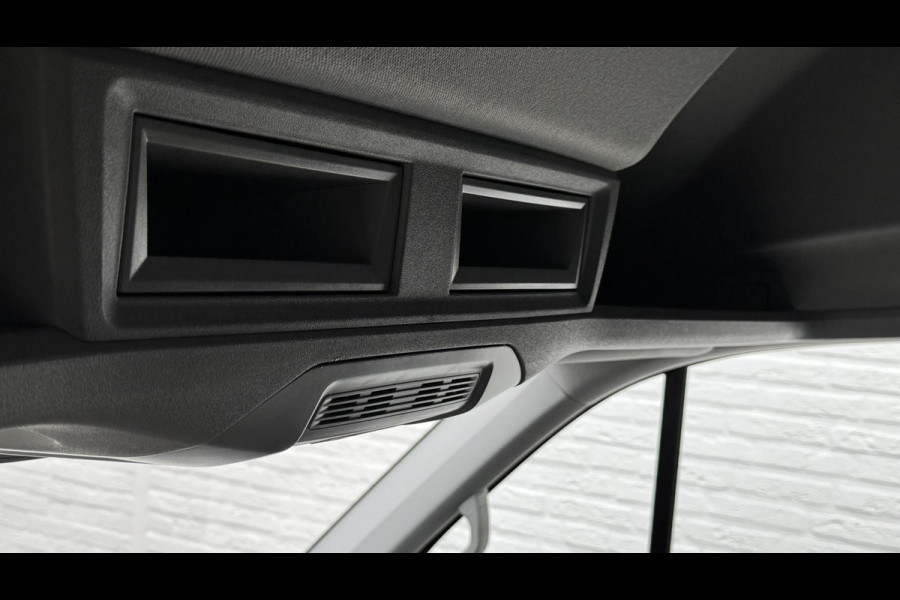 Volkswagen Crafter 30 2.0 TDI L3H3 Highline Carplay DAB Cruise Verwarmde voorruit Trekhaak Lat om Lat