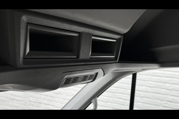 Volkswagen Crafter 30 2.0 TDI L3H3 Highline Carplay DAB Cruise Verwarmde voorruit Trekhaak Lat om Lat