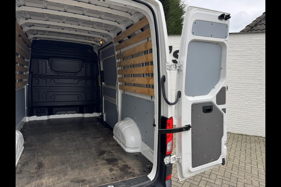 Volkswagen Crafter 30 2.0 TDI L3H3 Highline Carplay DAB Cruise Verwarmde voorruit Trekhaak Lat om Lat