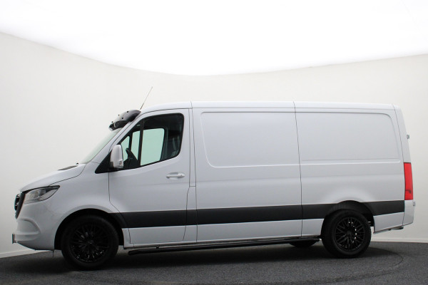 Mercedes-Benz Sprinter 317 CDI Aut. L2H1 3-Zits, Leer, Camera, Standkachel, Apple Carplay, Trekhaak, DAB, Cruise, 18"