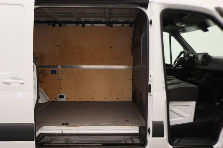 Mercedes-Benz Sprinter 317 CDI Aut. L2H1 3-Zits, Leer, Camera, Standkachel, Apple Carplay, Trekhaak, DAB, Cruise, 18"