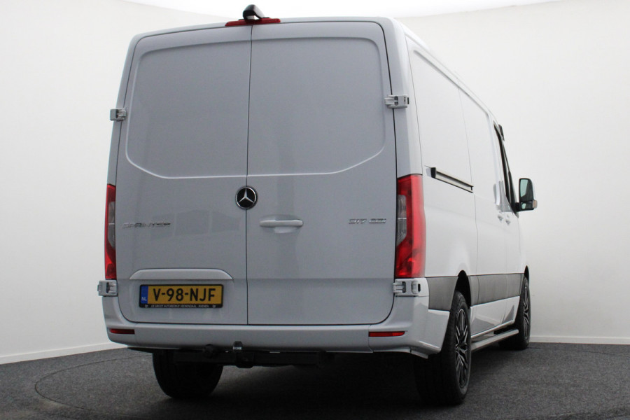 Mercedes-Benz Sprinter 317 CDI Aut. L2H1 3-Zits, Leer, Camera, Standkachel, Apple Carplay, Trekhaak, DAB, Cruise, 18"