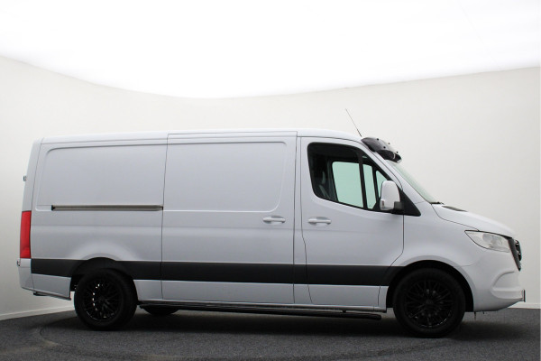 Mercedes-Benz Sprinter 317 CDI Aut. L2H1 3-Zits, Leer, Camera, Standkachel, Apple Carplay, Trekhaak, DAB, Cruise, 18"