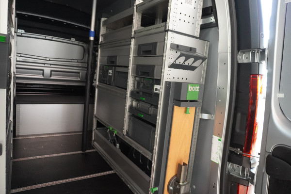 Renault Trafic 2.0 Blue dCi 170PK T30 L2H2 Complete BOTT Werkplaatsinrichting nr. V186 | Airco | Cruise | Navi | trekhaak