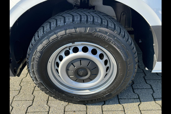 Volkswagen Crafter 30 2.0 TDI L3H3 Highline 4S banden Trekhaak Carplay Pdc v+a Cruise DAB Volkswagen Crafter 30 2.0 TDI L3H3 Highline 4S banden Trekhaak Carplay Pdc v+a Cruise DAB