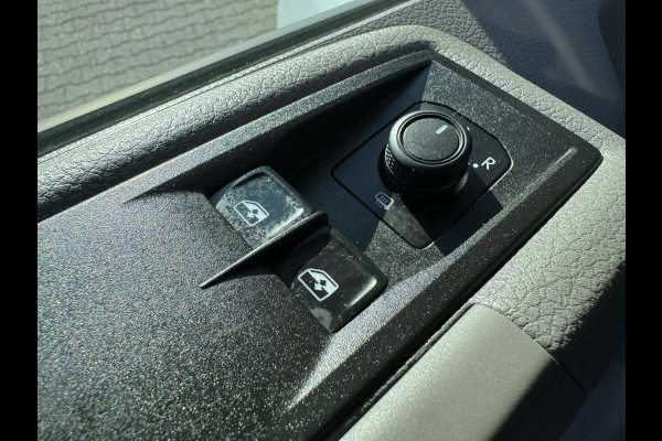 Volkswagen Crafter 30 2.0 TDI L3H3 Highline 4S banden Trekhaak Carplay Pdc v+a Cruise DAB Volkswagen Crafter 30 2.0 TDI L3H3 Highline 4S banden Trekhaak Carplay Pdc v+a Cruise DAB