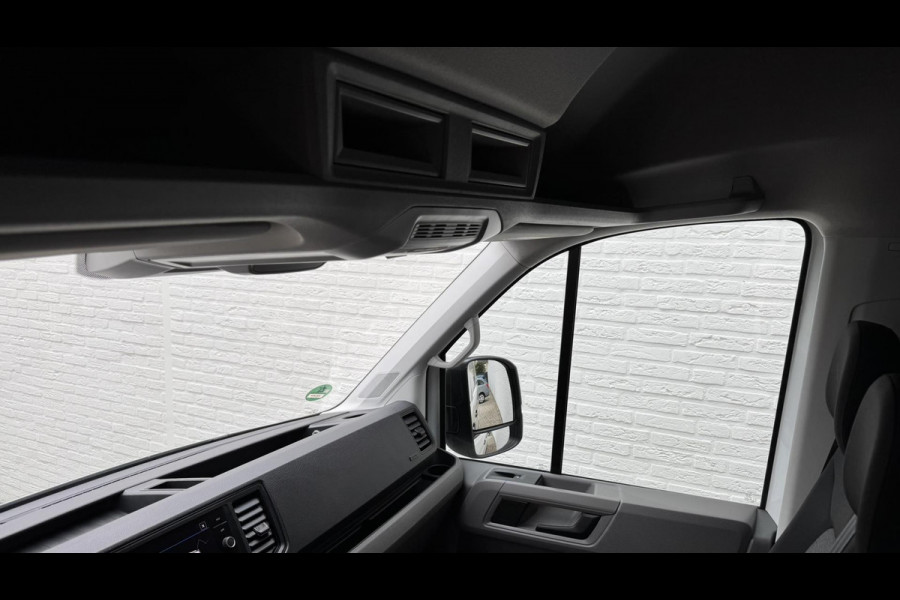 Volkswagen Crafter 30 2.0 TDI L3H3 Highline 4S banden Trekhaak Carplay Pdc v+a Cruise DAB Volkswagen Crafter 30 2.0 TDI L3H3 Highline 4S banden Trekhaak Carplay Pdc v+a Cruise DAB