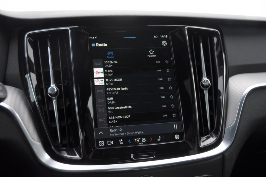 Volvo V60 T6 350PK Automaat AWD Plus Dark / Adaptive cruise control / Elektrische stoelen / Harman Kardon audio / Trekhaak / Pilot assist / BLIS / Stoel en stuur verwarming / Elektrische achterklep / Parkeersensoren met 360 camera / Google infotainment Volvo V60 T6 350PK Automaat AWD Plus Dark / Adaptive cruise control / Elektrische stoelen / Harman Kardon audio / Trekhaak / Pilot assist / BLIS / Stoel en stuur verwarming / Elektrische achterklep / Parkeersensoren met 360 camera / Google infotainment