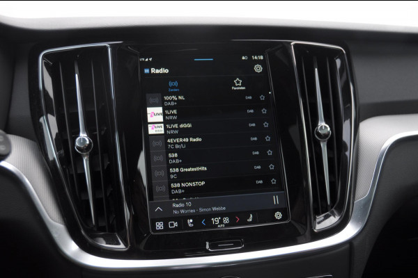 Volvo V60 T6 350PK Automaat AWD Plus Dark / Adaptive cruise control / Elektrische stoelen / Harman Kardon audio / Trekhaak / Pilot assist / BLIS / Stoel en stuur verwarming / Elektrische achterklep / Parkeersensoren met 360 camera / Google infotainment Volvo V60 T6 350PK Automaat AWD Plus Dark / Adaptive cruise control / Elektrische stoelen / Harman Kardon audio / Trekhaak / Pilot assist / BLIS / Stoel en stuur verwarming / Elektrische achterklep / Parkeersensoren met 360 camera / Google infotainment