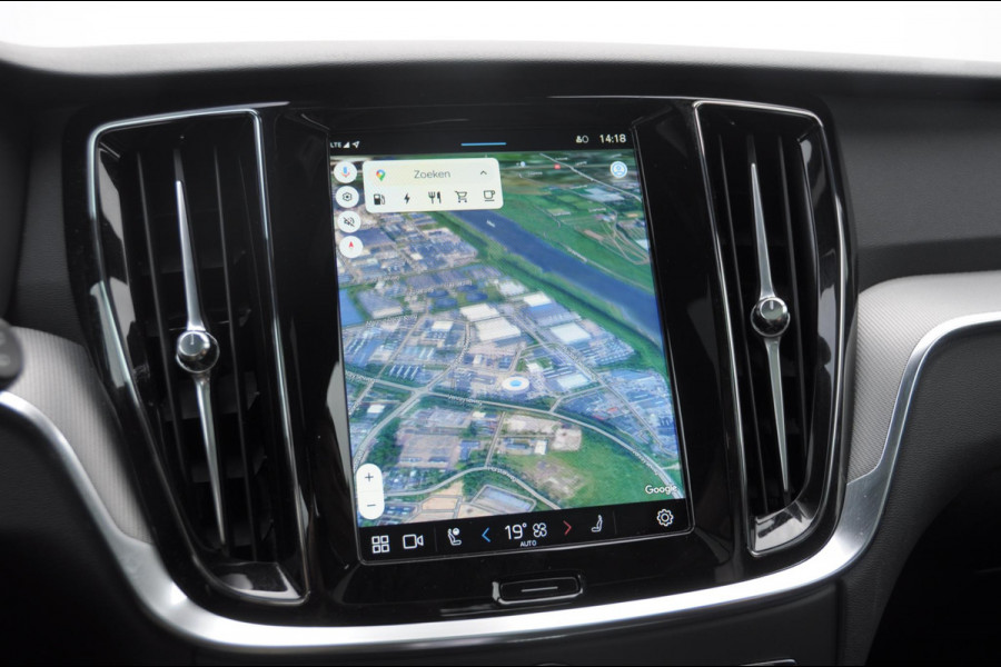 Volvo V60 T6 350PK Automaat AWD Plus Dark / Adaptive cruise control / Elektrische stoelen / Harman Kardon audio / Trekhaak / Pilot assist / BLIS / Stoel en stuur verwarming / Elektrische achterklep / Parkeersensoren met 360 camera / Google infotainment Volvo V60 T6 350PK Automaat AWD Plus Dark / Adaptive cruise control / Elektrische stoelen / Harman Kardon audio / Trekhaak / Pilot assist / BLIS / Stoel en stuur verwarming / Elektrische achterklep / Parkeersensoren met 360 camera / Google infotainment