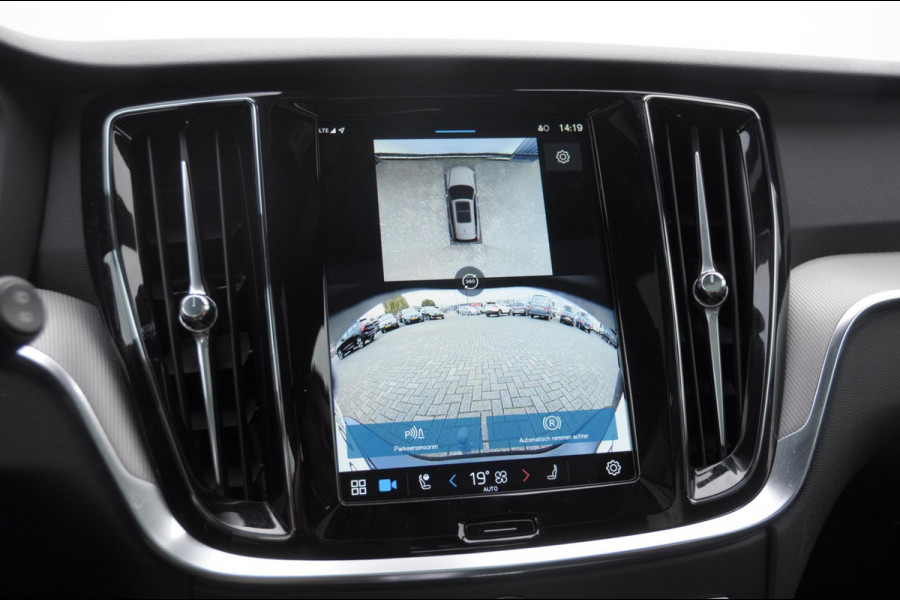 Volvo V60 T6 350PK Automaat AWD Plus Dark / Adaptive cruise control / Elektrische stoelen / Harman Kardon audio / Trekhaak / Pilot assist / BLIS / Stoel en stuur verwarming / Elektrische achterklep / Parkeersensoren met 360 camera / Google infotainment Volvo V60 T6 350PK Automaat AWD Plus Dark / Adaptive cruise control / Elektrische stoelen / Harman Kardon audio / Trekhaak / Pilot assist / BLIS / Stoel en stuur verwarming / Elektrische achterklep / Parkeersensoren met 360 camera / Google infotainment