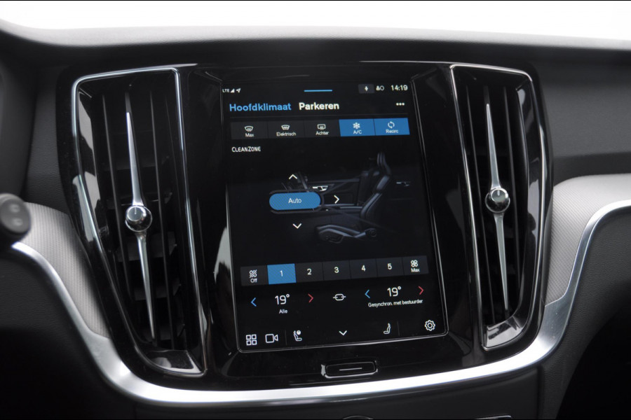 Volvo V60 T6 350PK Automaat AWD Plus Dark / Adaptive cruise control / Elektrische stoelen / Harman Kardon audio / Trekhaak / Pilot assist / BLIS / Stoel en stuur verwarming / Elektrische achterklep / Parkeersensoren met 360 camera / Google infotainment Volvo V60 T6 350PK Automaat AWD Plus Dark / Adaptive cruise control / Elektrische stoelen / Harman Kardon audio / Trekhaak / Pilot assist / BLIS / Stoel en stuur verwarming / Elektrische achterklep / Parkeersensoren met 360 camera / Google infotainment