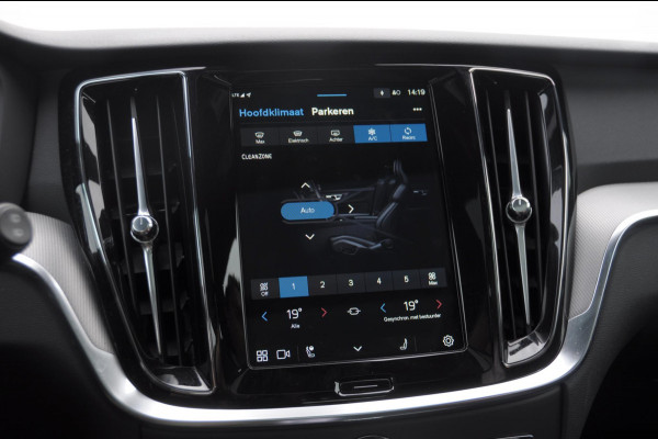 Volvo V60 T6 350PK Automaat AWD Plus Dark / Adaptive cruise control / Elektrische stoelen / Harman Kardon audio / Trekhaak / Pilot assist / BLIS / Stoel en stuur verwarming / Elektrische achterklep / Parkeersensoren met 360 camera / Google infotainment Volvo V60 T6 350PK Automaat AWD Plus Dark / Adaptive cruise control / Elektrische stoelen / Harman Kardon audio / Trekhaak / Pilot assist / BLIS / Stoel en stuur verwarming / Elektrische achterklep / Parkeersensoren met 360 camera / Google infotainment