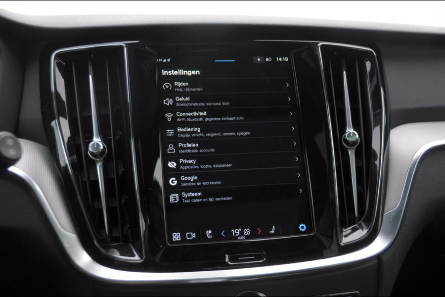 Volvo V60 T6 350PK Automaat AWD Plus Dark / Adaptive cruise control / Elektrische stoelen / Harman Kardon audio / Trekhaak / Pilot assist / BLIS / Stoel en stuur verwarming / Elektrische achterklep / Parkeersensoren met 360 camera / Google infotainment Volvo V60 T6 350PK Automaat AWD Plus Dark / Adaptive cruise control / Elektrische stoelen / Harman Kardon audio / Trekhaak / Pilot assist / BLIS / Stoel en stuur verwarming / Elektrische achterklep / Parkeersensoren met 360 camera / Google infotainment