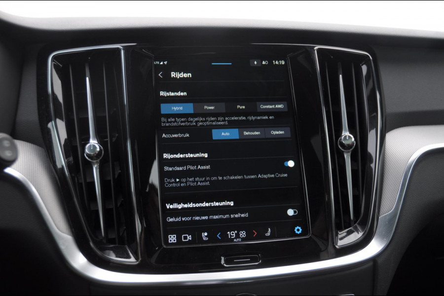 Volvo V60 T6 350PK Automaat AWD Plus Dark / Adaptive cruise control / Elektrische stoelen / Harman Kardon audio / Trekhaak / Pilot assist / BLIS / Stoel en stuur verwarming / Elektrische achterklep / Parkeersensoren met 360 camera / Google infotainment Volvo V60 T6 350PK Automaat AWD Plus Dark / Adaptive cruise control / Elektrische stoelen / Harman Kardon audio / Trekhaak / Pilot assist / BLIS / Stoel en stuur verwarming / Elektrische achterklep / Parkeersensoren met 360 camera / Google infotainment