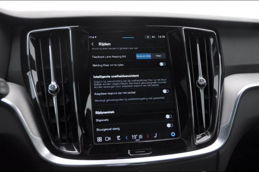 Volvo V60 T6 350PK Automaat AWD Plus Dark / Adaptive cruise control / Elektrische stoelen / Harman Kardon audio / Trekhaak / Pilot assist / BLIS / Stoel en stuur verwarming / Elektrische achterklep / Parkeersensoren met 360 camera / Google infotainment Volvo V60 T6 350PK Automaat AWD Plus Dark / Adaptive cruise control / Elektrische stoelen / Harman Kardon audio / Trekhaak / Pilot assist / BLIS / Stoel en stuur verwarming / Elektrische achterklep / Parkeersensoren met 360 camera / Google infotainment