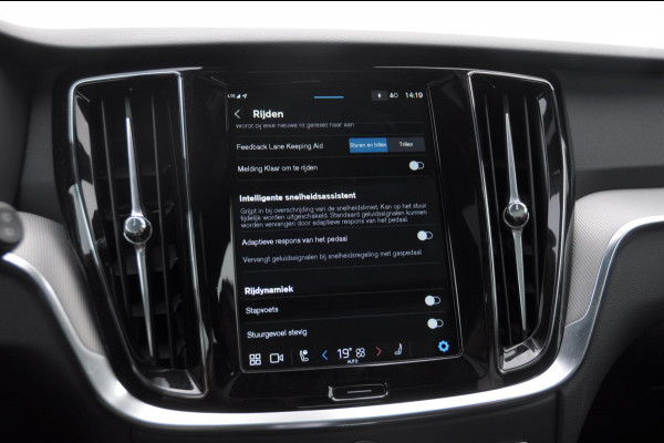 Volvo V60 T6 350PK Automaat AWD Plus Dark / Adaptive cruise control / Elektrische stoelen / Harman Kardon audio / Trekhaak / Pilot assist / BLIS / Stoel en stuur verwarming / Elektrische achterklep / Parkeersensoren met 360 camera / Google infotainment Volvo V60 T6 350PK Automaat AWD Plus Dark / Adaptive cruise control / Elektrische stoelen / Harman Kardon audio / Trekhaak / Pilot assist / BLIS / Stoel en stuur verwarming / Elektrische achterklep / Parkeersensoren met 360 camera / Google infotainment