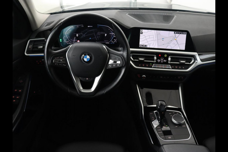 BMW 3 Serie Touring 330e | Trekhaak | Half Leder | Stoel & Stuurverwarming | Sfeerverlichting | Carplay | Sportstoelen | Navigatie | Cruise Control | Parkeerhulp | Live Cockpit | PHEV | Plug In